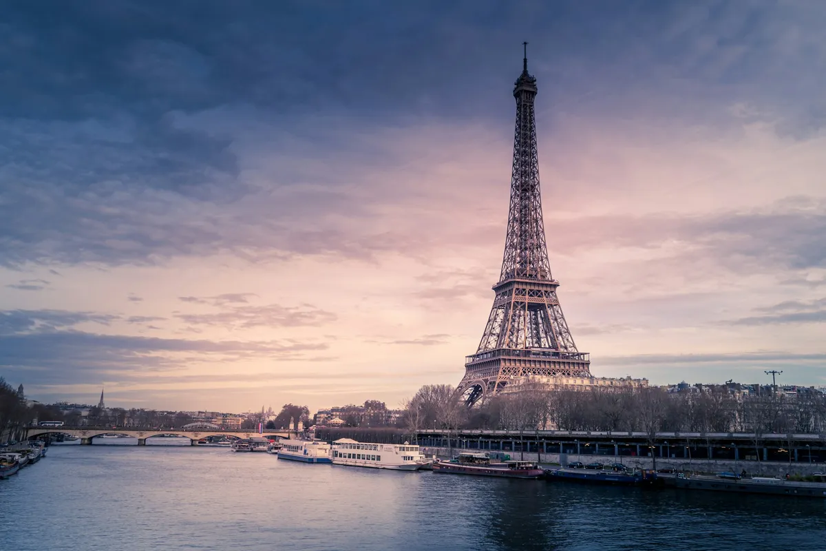 La tour Eiffel au-dessus de la Seine au crépuscule, à Paris